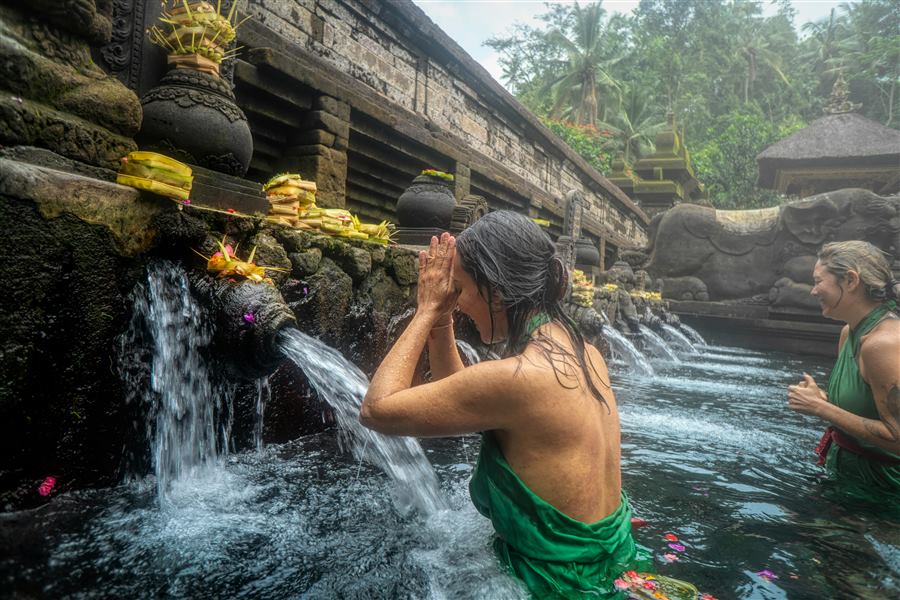 Ceremonia melukat de purificación en los manantiales de Tirta Empul, Bali
