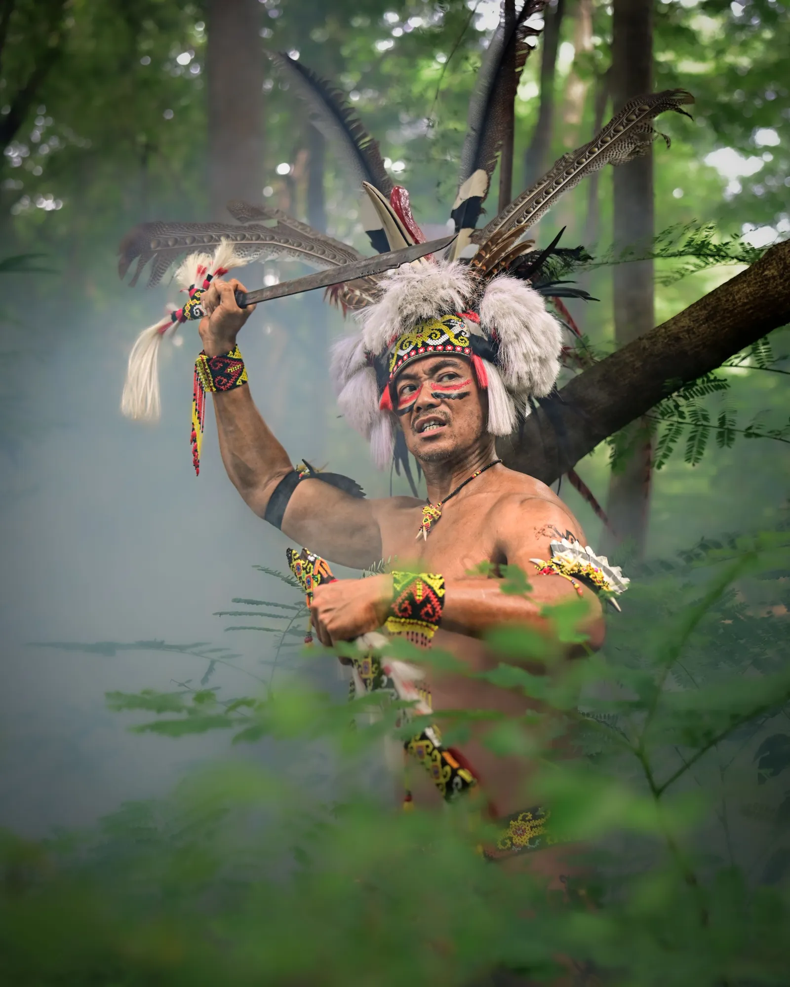 Encuentro cultural con la comunidad Dayak en una longhouse tradicional de Borneo