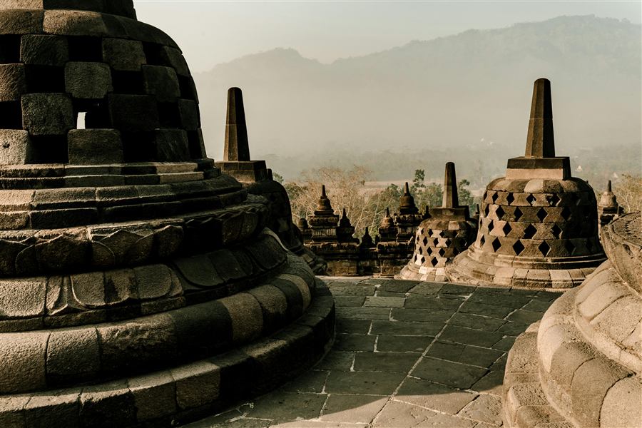 Borobudur al amanecer desde Amanjiwo, el templo budista más grande del mundo