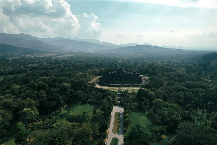 Globo aerostático sobrevolando Borobudur al amanecer en Java