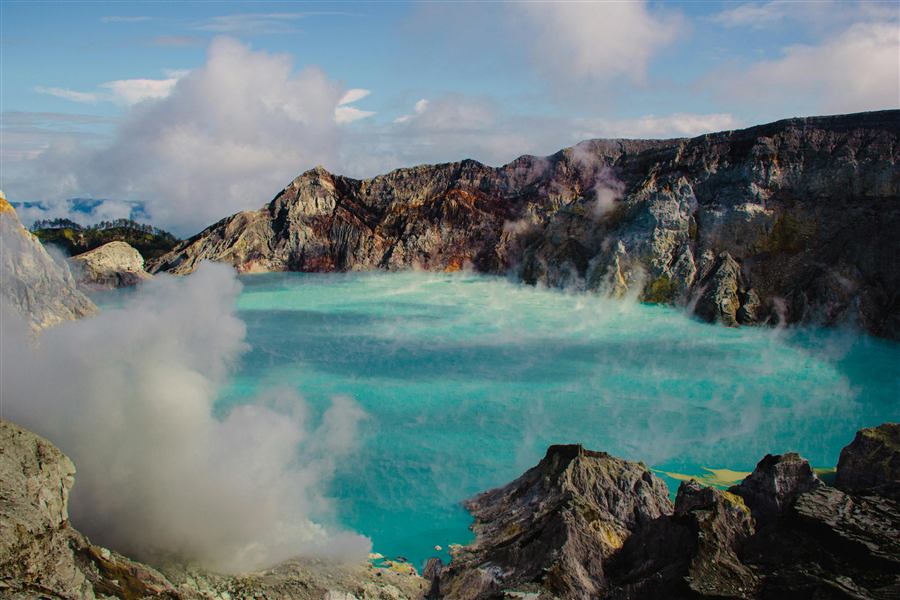 Llamas azules de gas sulfúrico en el cráter del Monte Ijen, Java Oriental