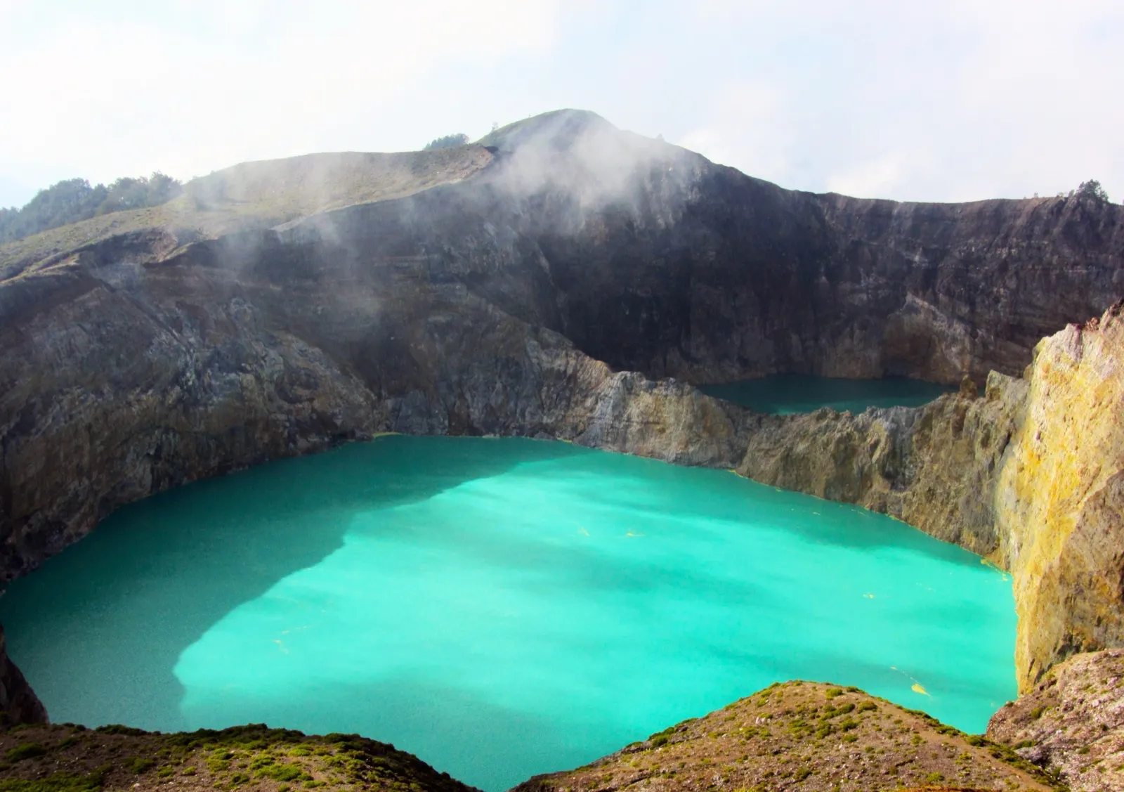 Lagos volcánicos de Kelimutu con tres colores distintos en Flores