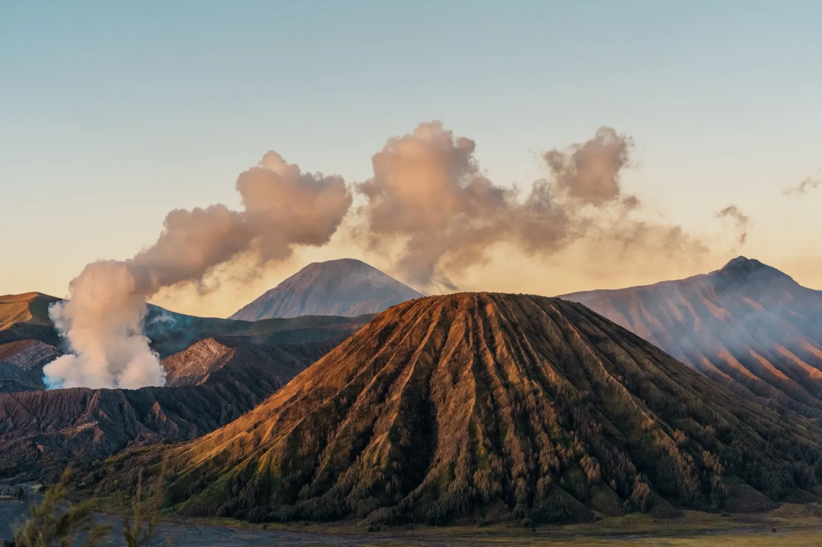 Mar de Arena al amanecer en el Monte Bromo, Java Oriental