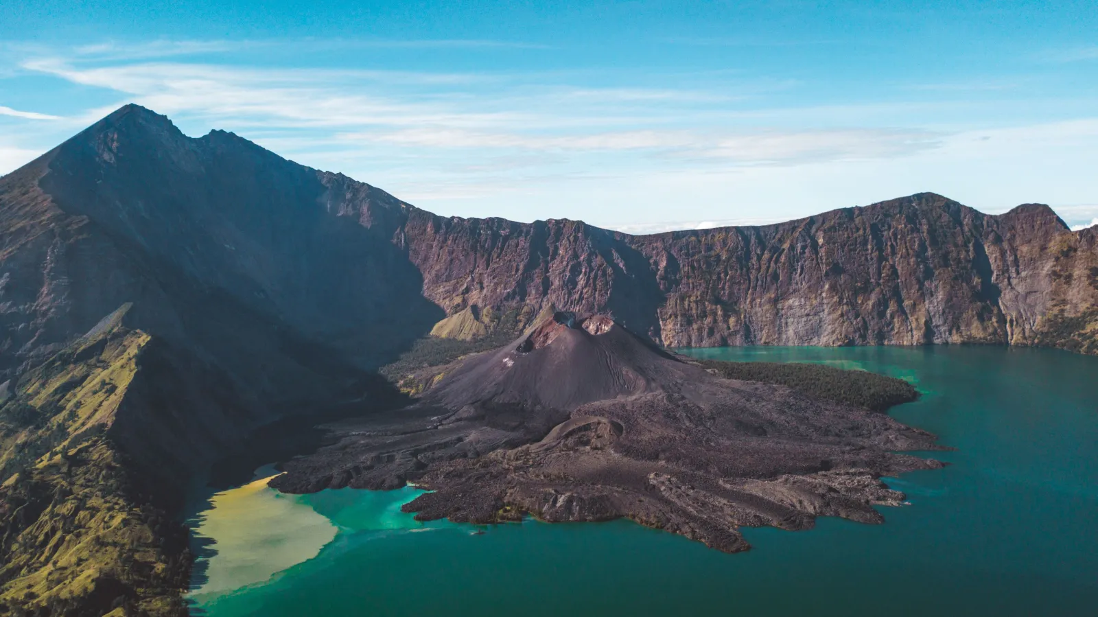 Sobrevuelo en helicóptero del Monte Rinjani y el lago del cráter Segara Anak