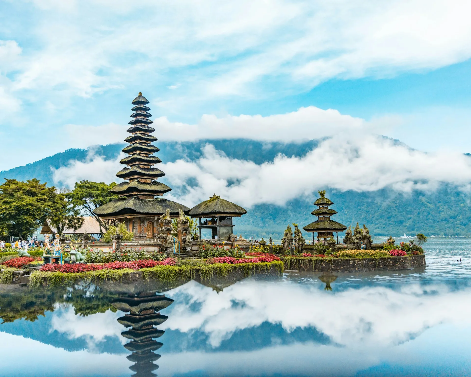 Templo de Ulun Danu Beratan entre nubes, en Bali