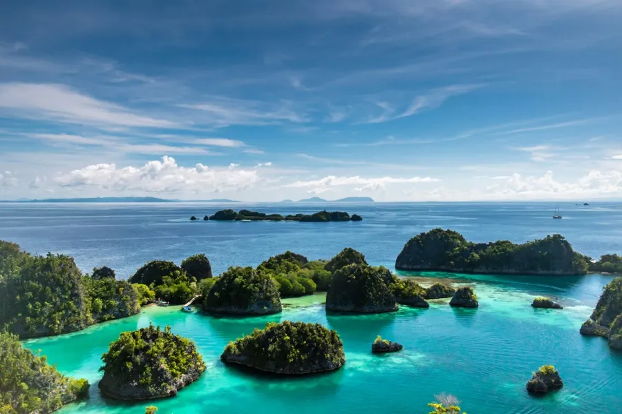 Vista aérea de las islas karst de Wayag en Raja Ampat desde helicóptero