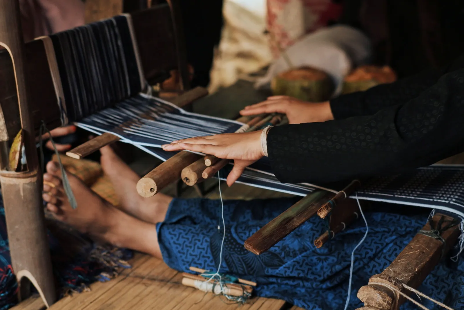 Tejido tradicional Tenun Ikat con artesanas en una aldea de Sumba