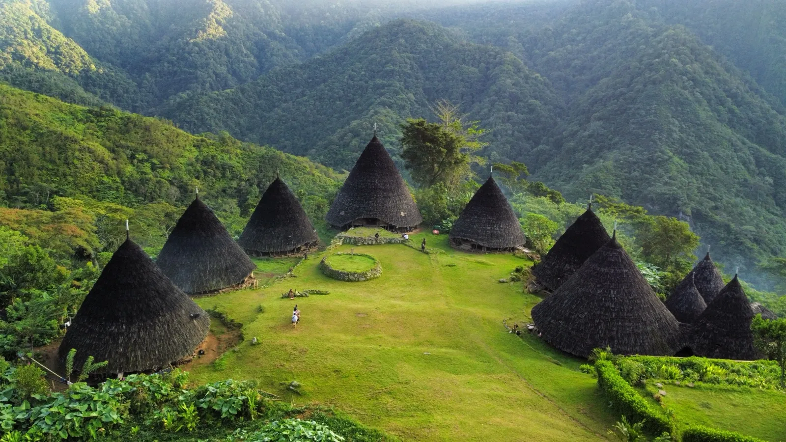 Aldea tradicional de Wae Rebo con casas cono mbaru niang en Flores