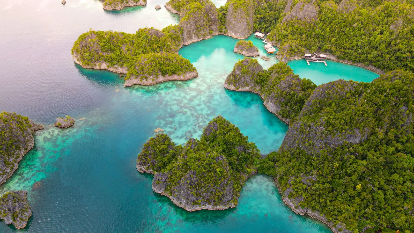 Vista aérea de las islas karst de Wayag en Raja Ampat desde helicóptero